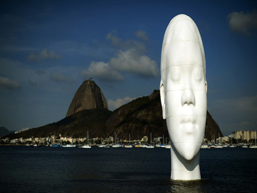 Estatua-de-una-cabeza-en-playa-de-Brasil