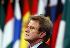 Interview with Bernard Kouchner flying over Africa