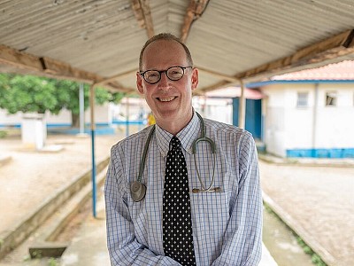 Paul Farmer recibe el Premio Berggruen 2020 por su defensa de una sanidad igualitaria