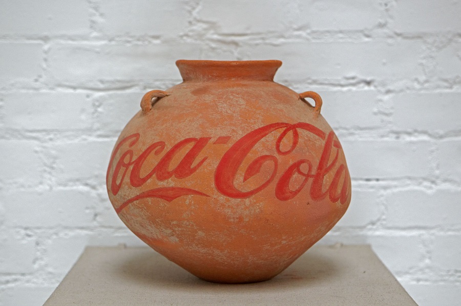 Vase néolithique d'Ai Weiwei avec Coca Cola