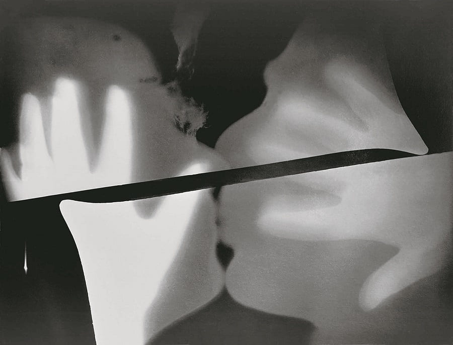 9 Rayographie Le baiser 1922 Man Ray 2015 Trust by SIAE 2025