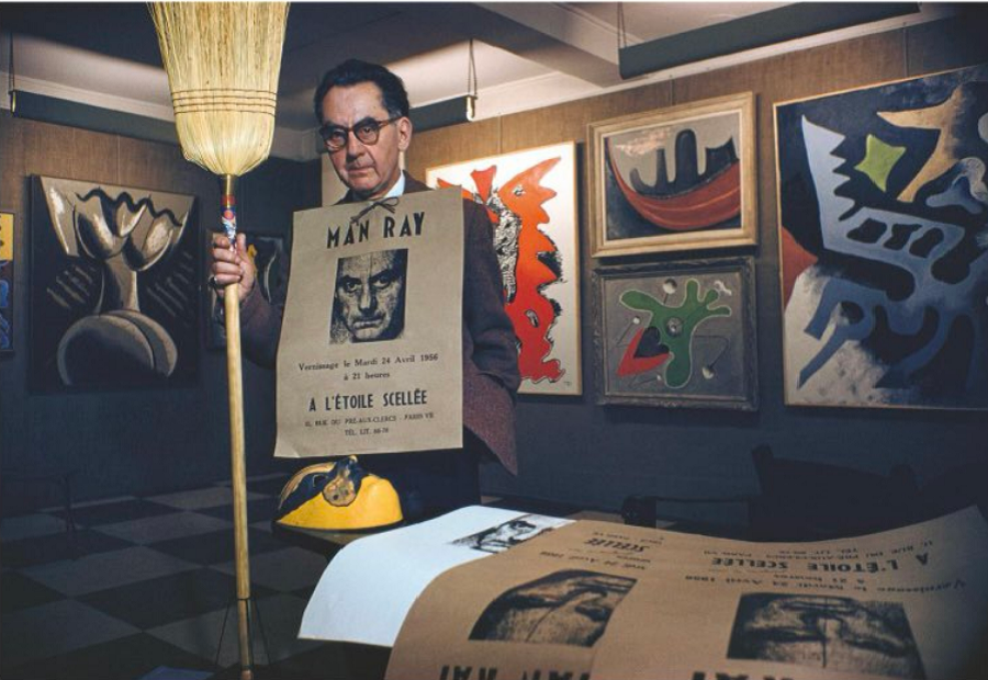 Man Ray en su estudio en Paris 1956png