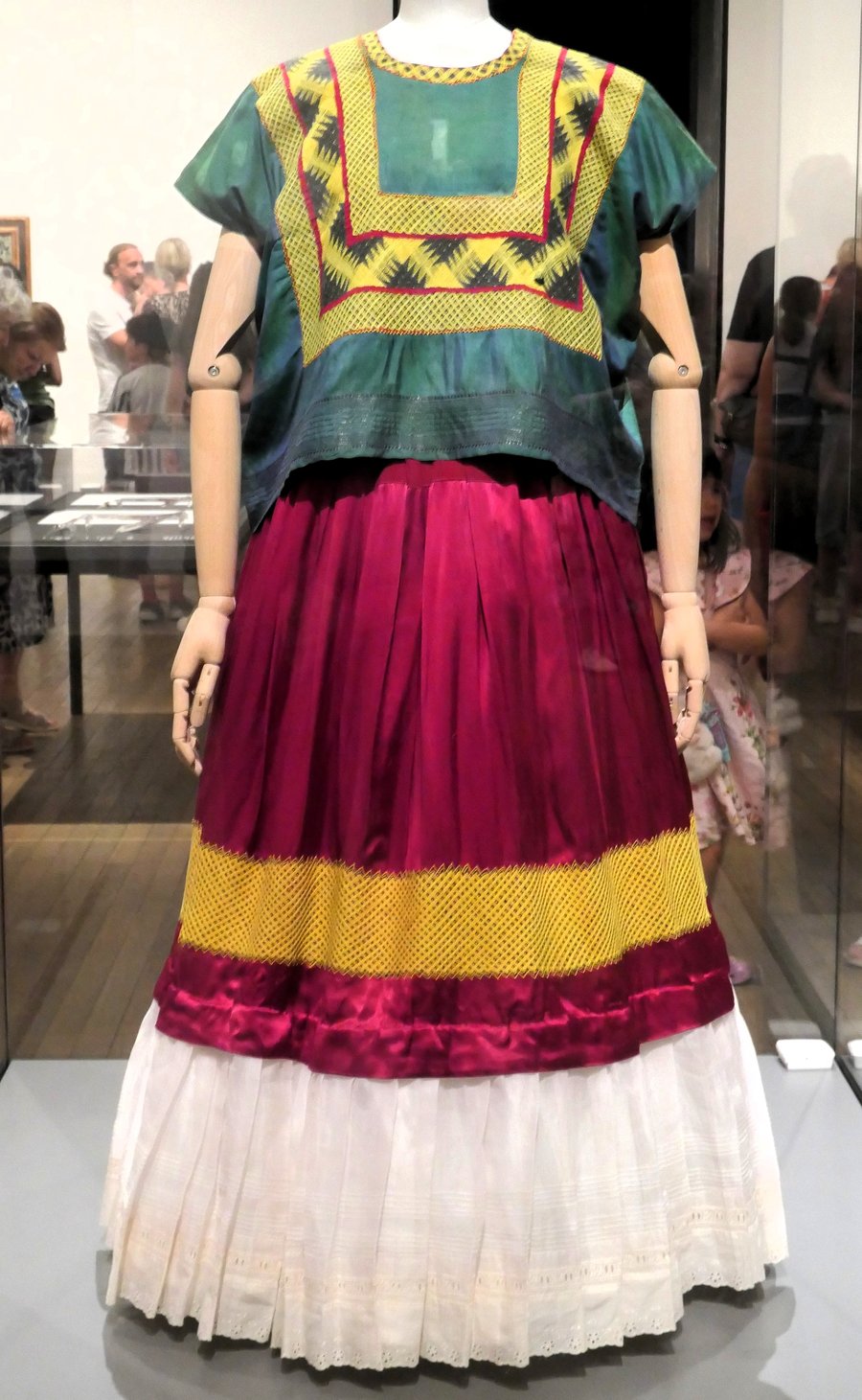 Vestido de tehuana de Frida Kahlo en la exposicion de la Tate Modern