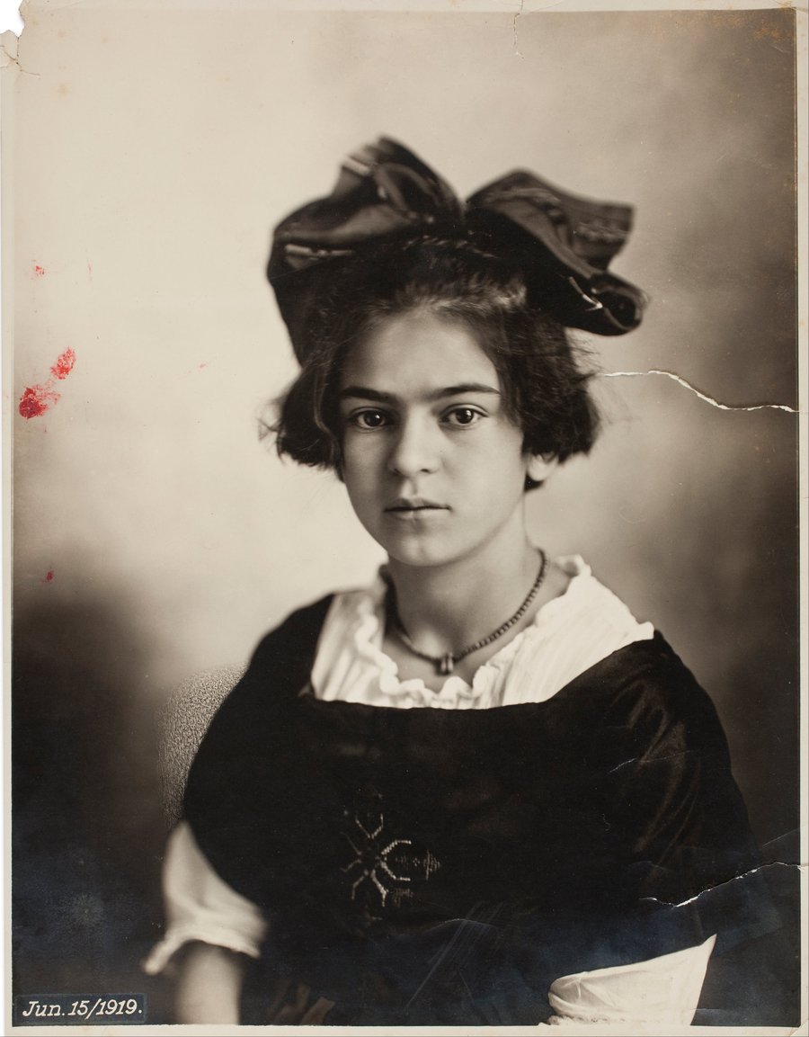 Frida Kahlo en 1919, fotografiada por Guillermo Kahlo