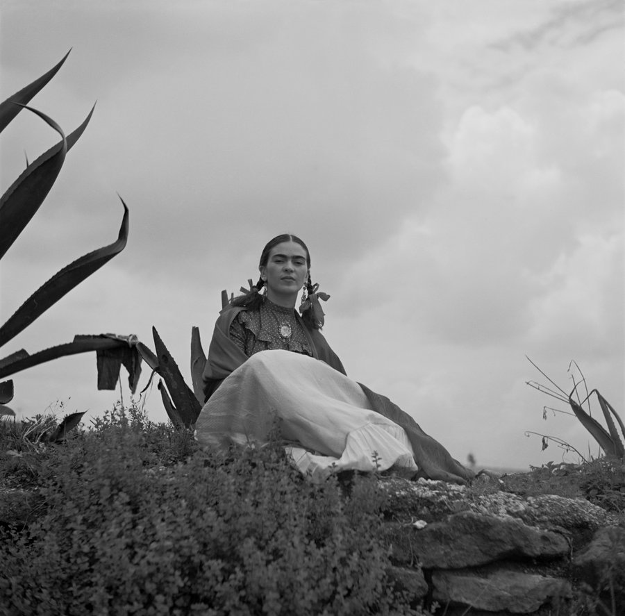Frida Kahlo junto a un agave, fotografiada por Toni Frissell en 1937