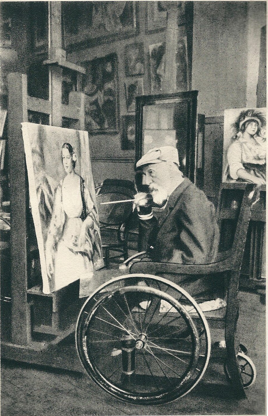 Renoir en su estudio de París, frente al retrato de Tilla Durieux