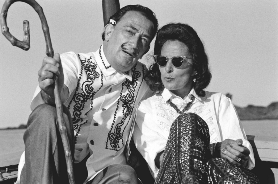 Salvador Dalí y su esposa Gala en Cadaqués en 1960png