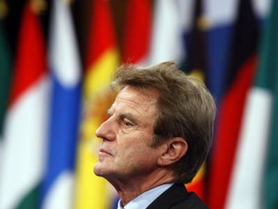 Interview with Bernard Kouchner flying over Africa 
