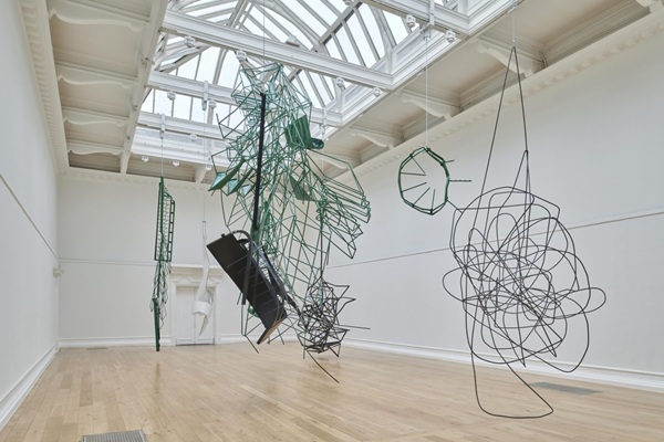 Exposición de Mónica Sosnowska en la South London Gallery