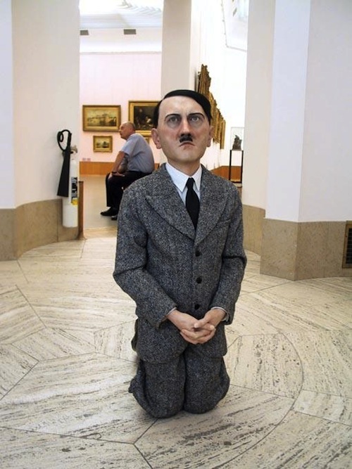 hitler arrodillado de maurizio cattelan