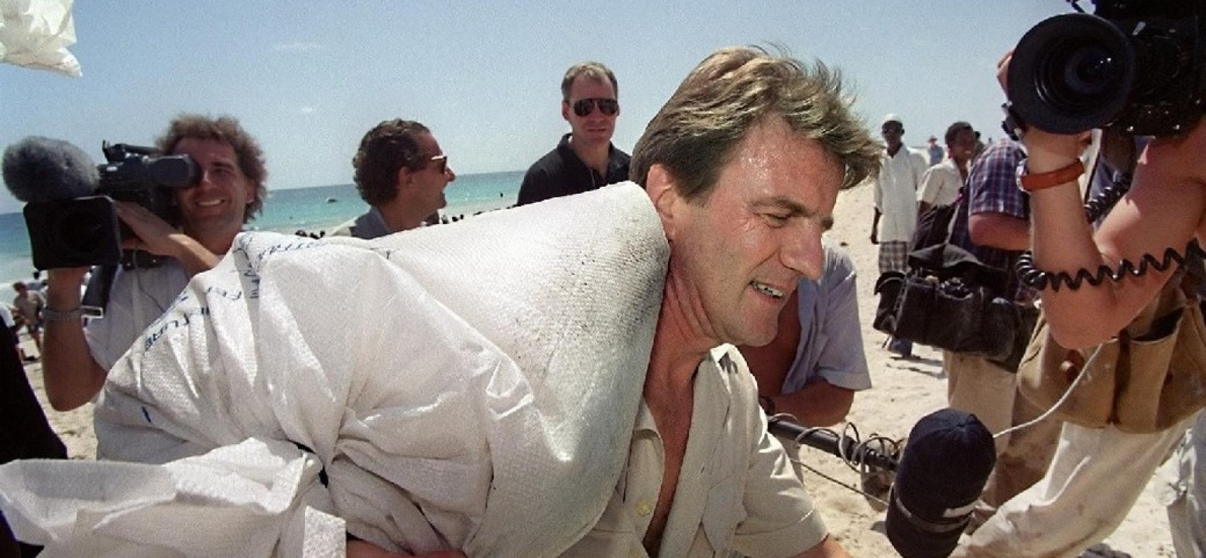 5-decembre-1992-bernard-kouchner-sac-de-riz-sur-lepaule-afp-1728x800 c