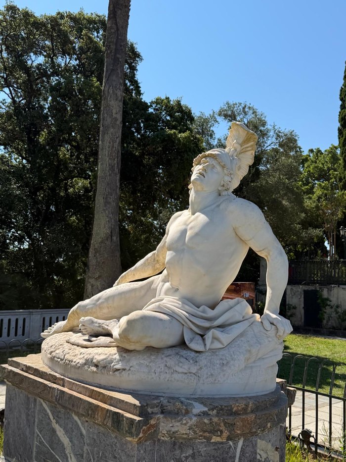 El Aquiles moribundo, de Ernst Herter, en los jardines del Achilleion