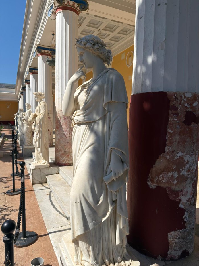 Escultura del Peristilo de las Musas en la terraza del Achilleion