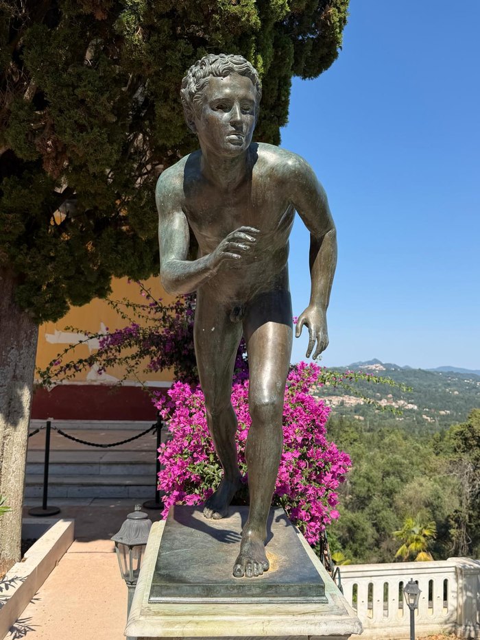 Escultura de bronce en las terrazas del Achilleion